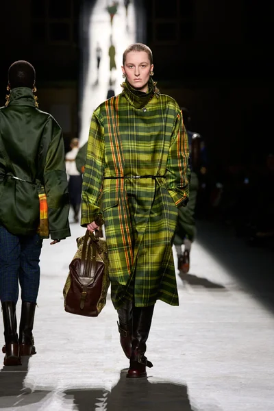 Look 10